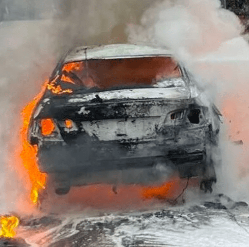 brucia un’auto ibrida