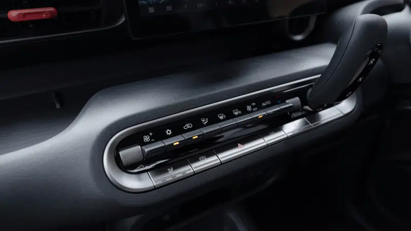 la consolle con leva del cambio e tasti fisici BYD Racco EV