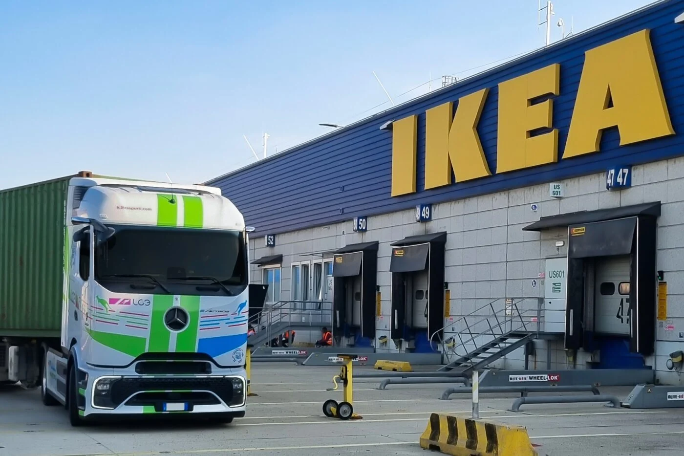 Ikea introduce in Italia i camion Mercedes e-Actros 600