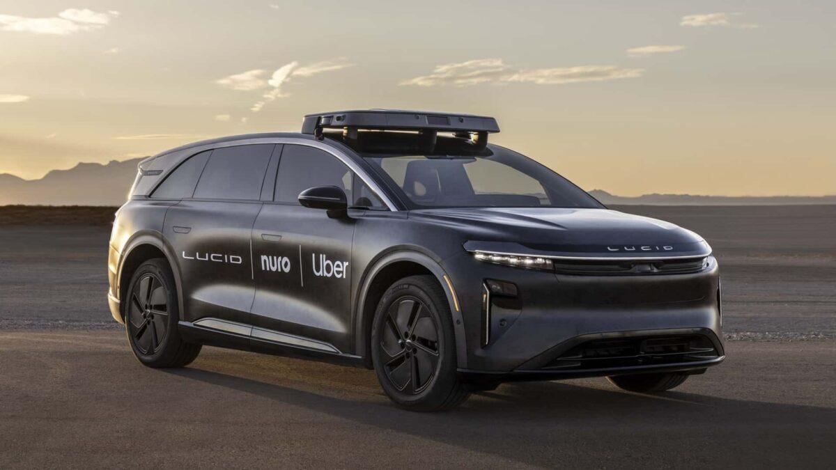 Uber ricarica robotaxi