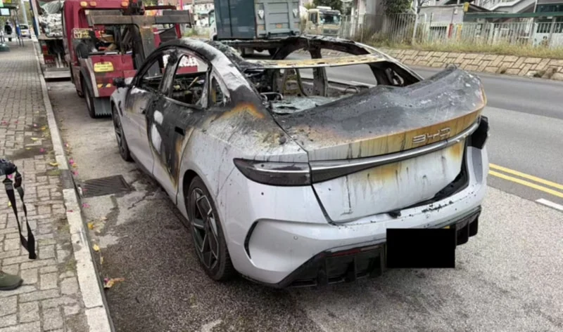 resti dell'auto dopo lo spegnimento BYD Seal incendio Hong Kong