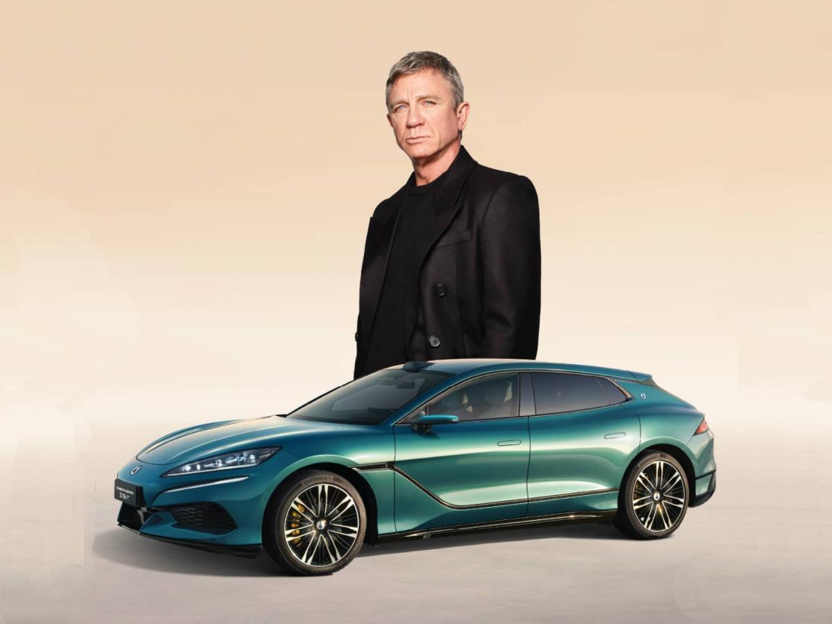 L'attore Daniel Craig con la nuova Denza Z9GT elettrica Denza Craig