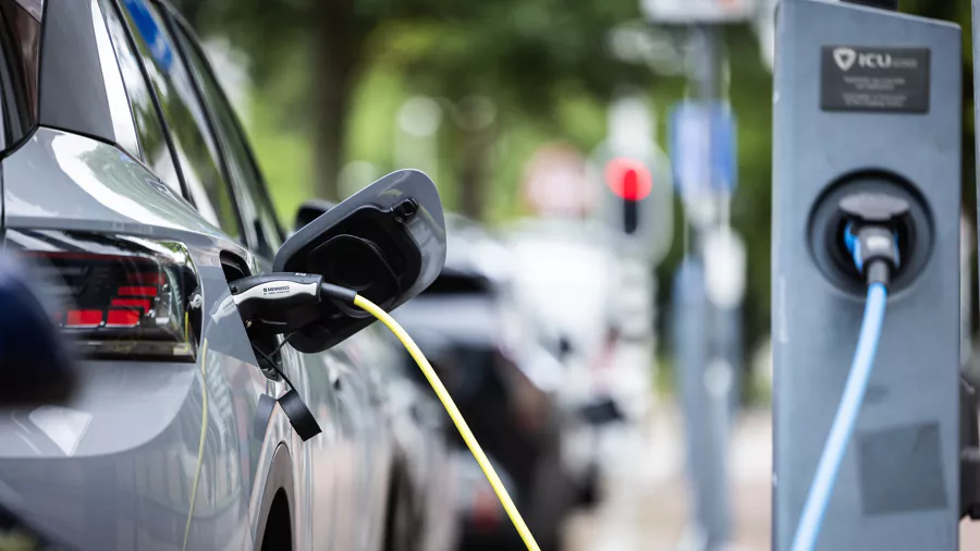 auto elettrica in carica Charging Success Rate