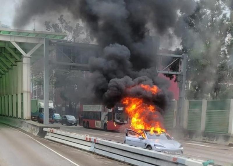 BYD Seal in fiamme su autostrada ad Hong Kong BYD Seal incendio Hong Kong