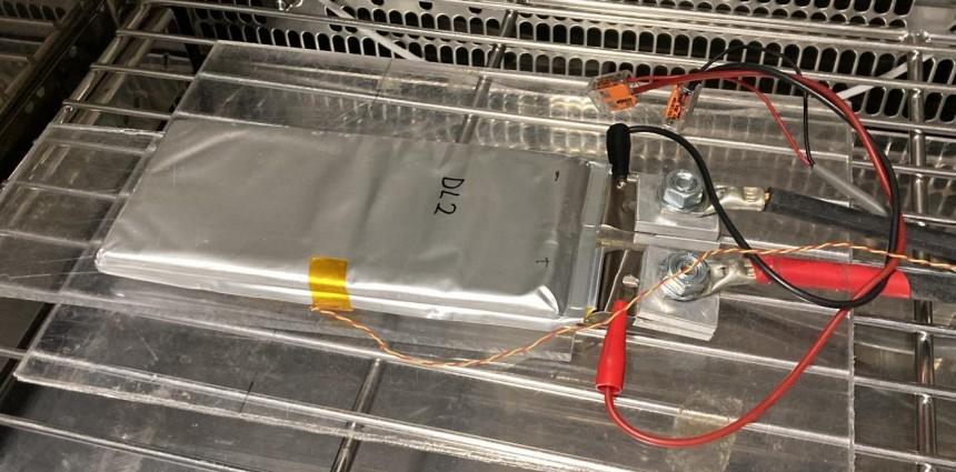 La cella a stato solido Donut Lab durante il test donut lab batteria