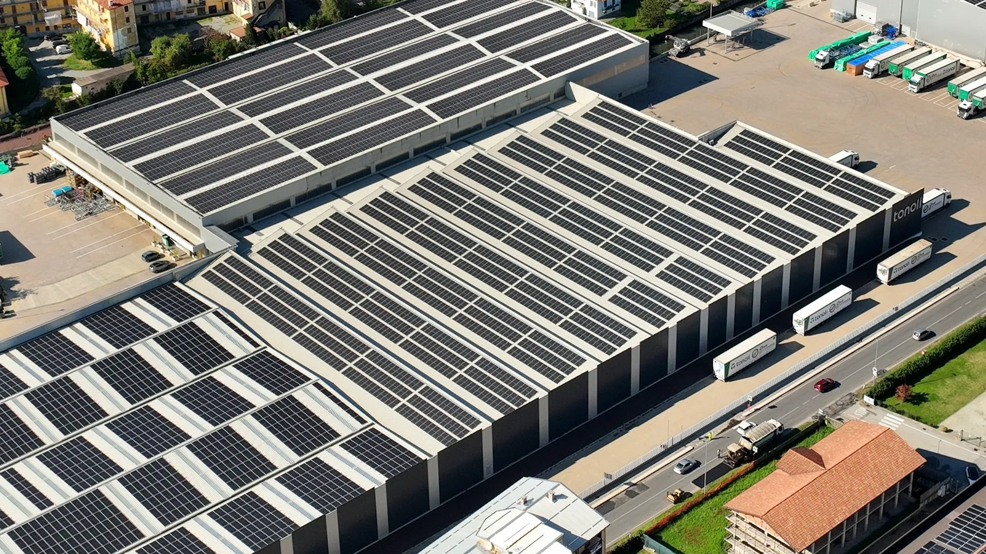 Impianto fotovoltaico dell' azienda Tonoli camion elettrico