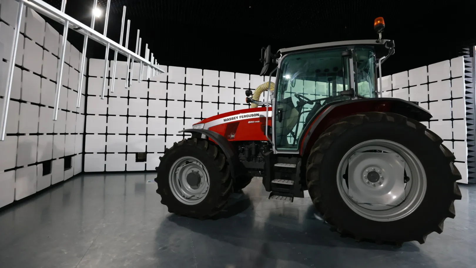 La camera semianecoica dedicata all'analisi dei mezzi di lavoro agricoli