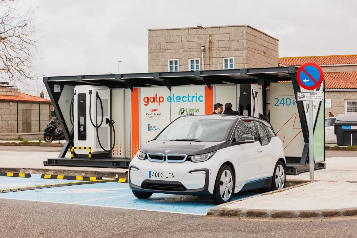 Un impianto di ricarica alimentato da batteria auto in seconda vita auto elettriche demolite