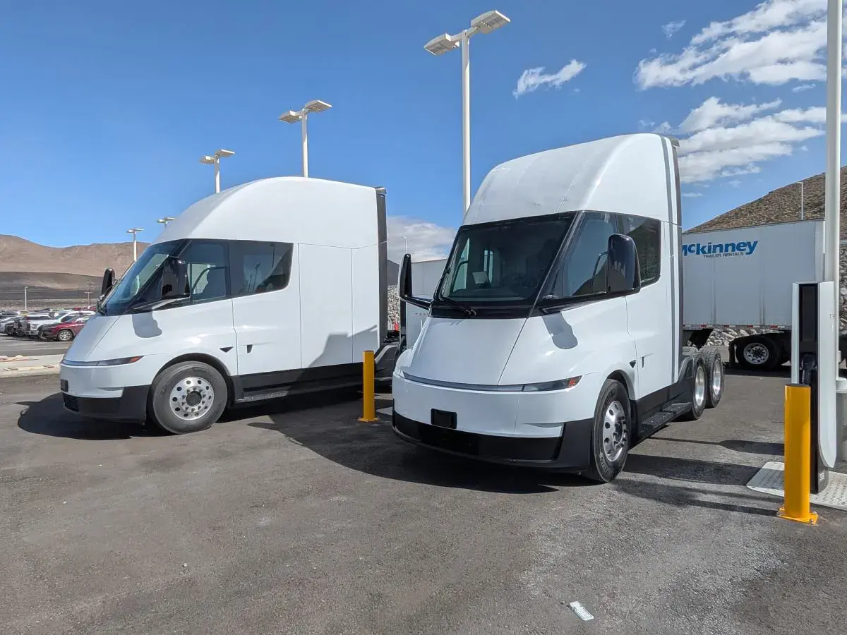 due Tesla Semi alla stazione di ricarica Tesla Semi California