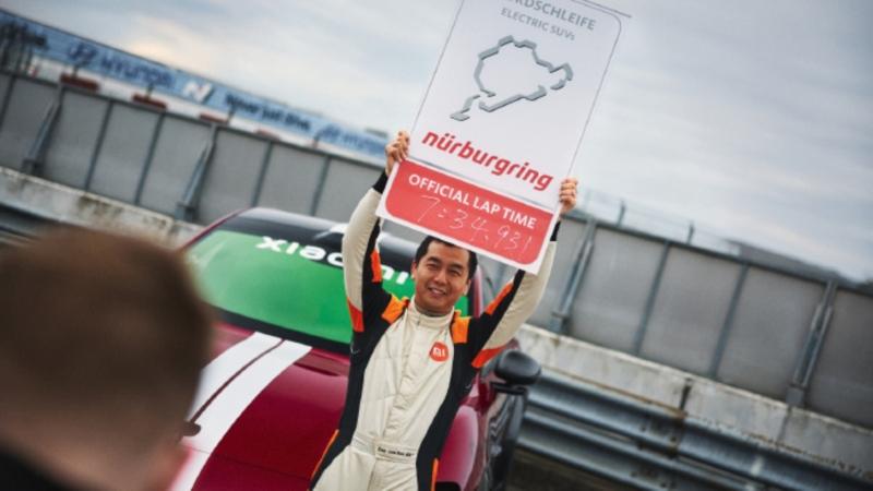 Il pilota Ren Zhoucan celebra il record al Nürburgring Xiaomi YU7 GT Nürburgring
