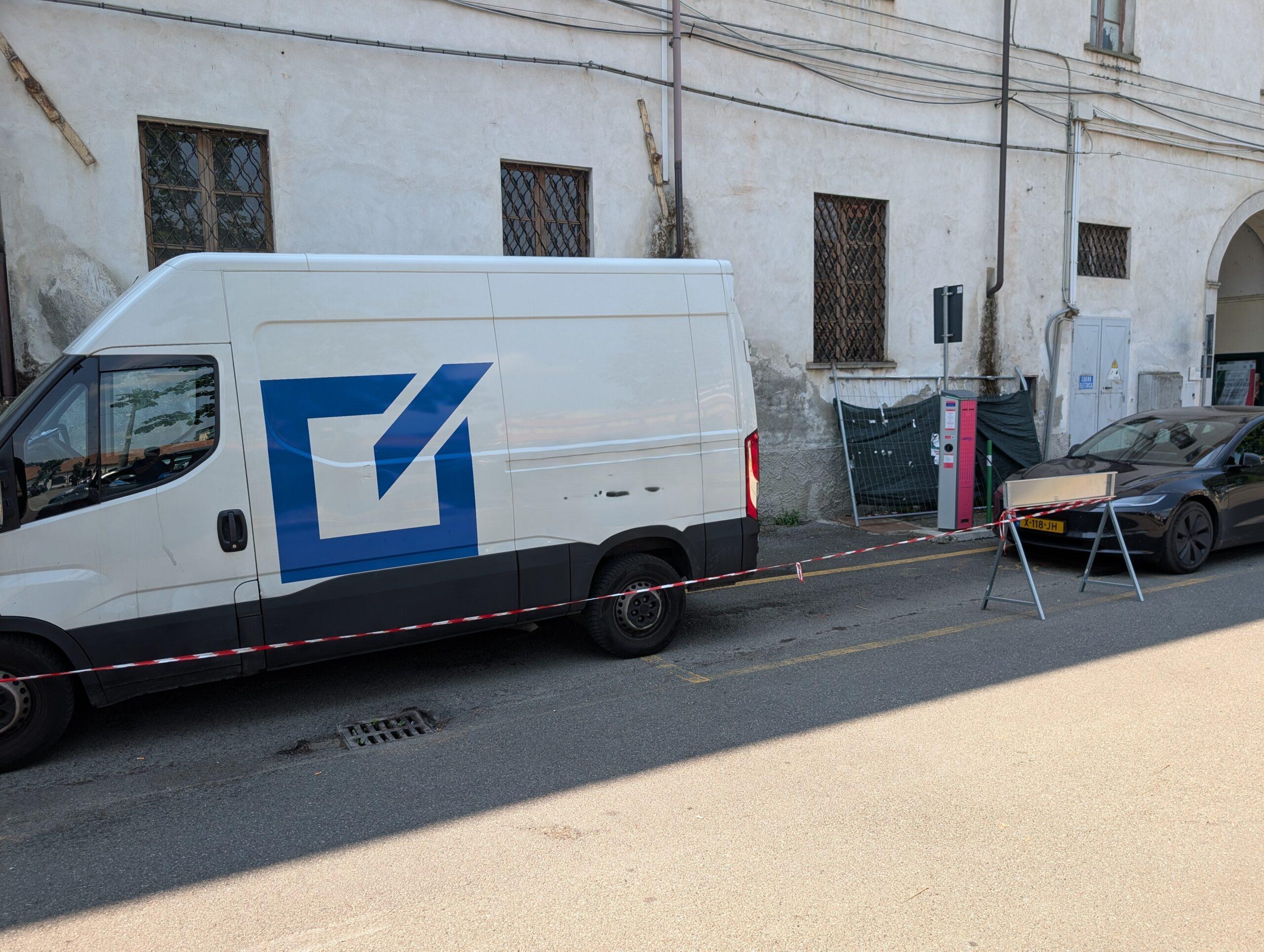 Nella foto di Paolo il furgone che impedisce la ricarica alla colonnina di Aqui Terme furbetti della ricarica