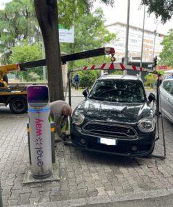 la rimozione dell'auto termica dallo stallo riservato alla ricarica furbetti della ricarica
