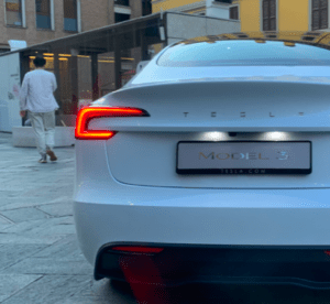 Cerco Tesla Model 3