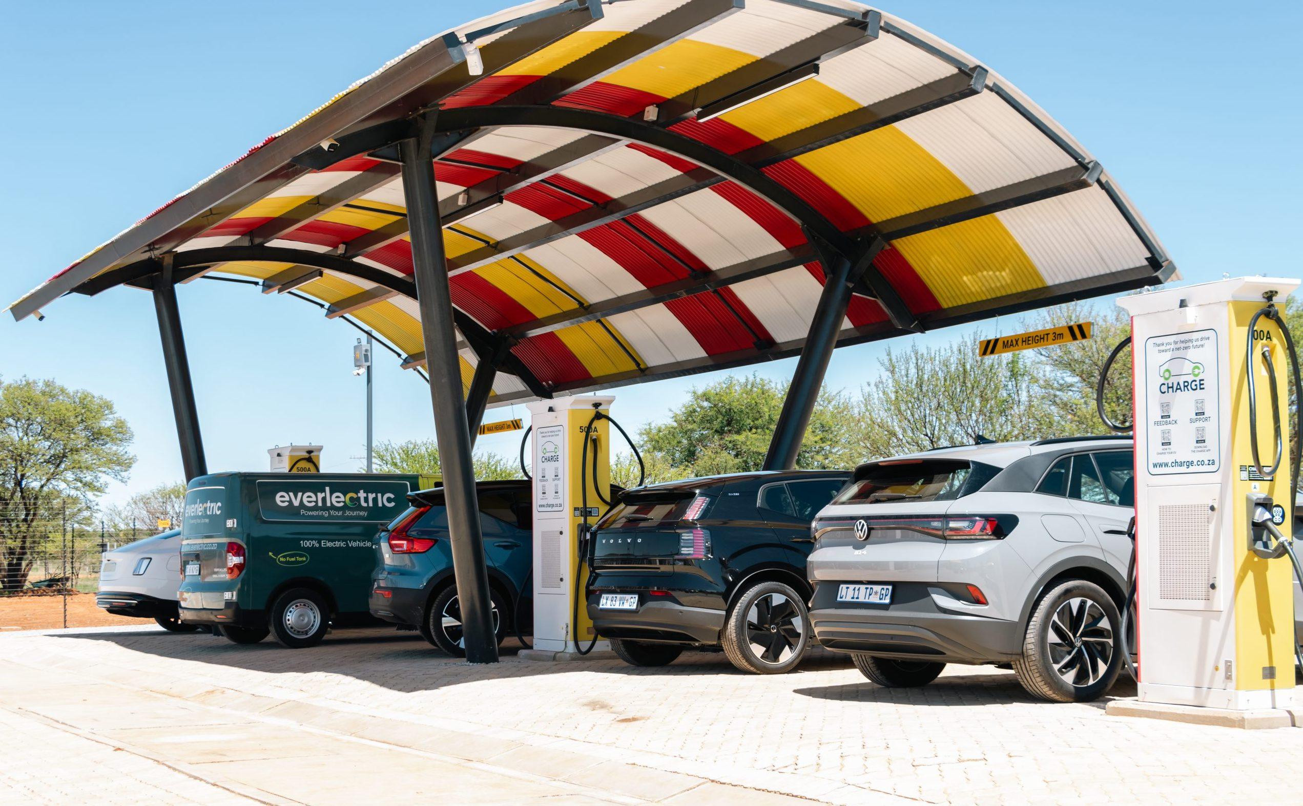 Veicoli in ricarica nella stazione off the grid Sudafrica ricarica