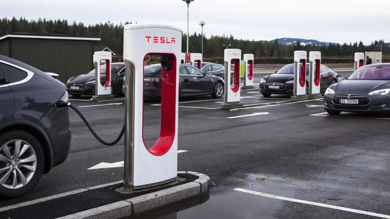 Tesla "coda virtuale" Supercharger