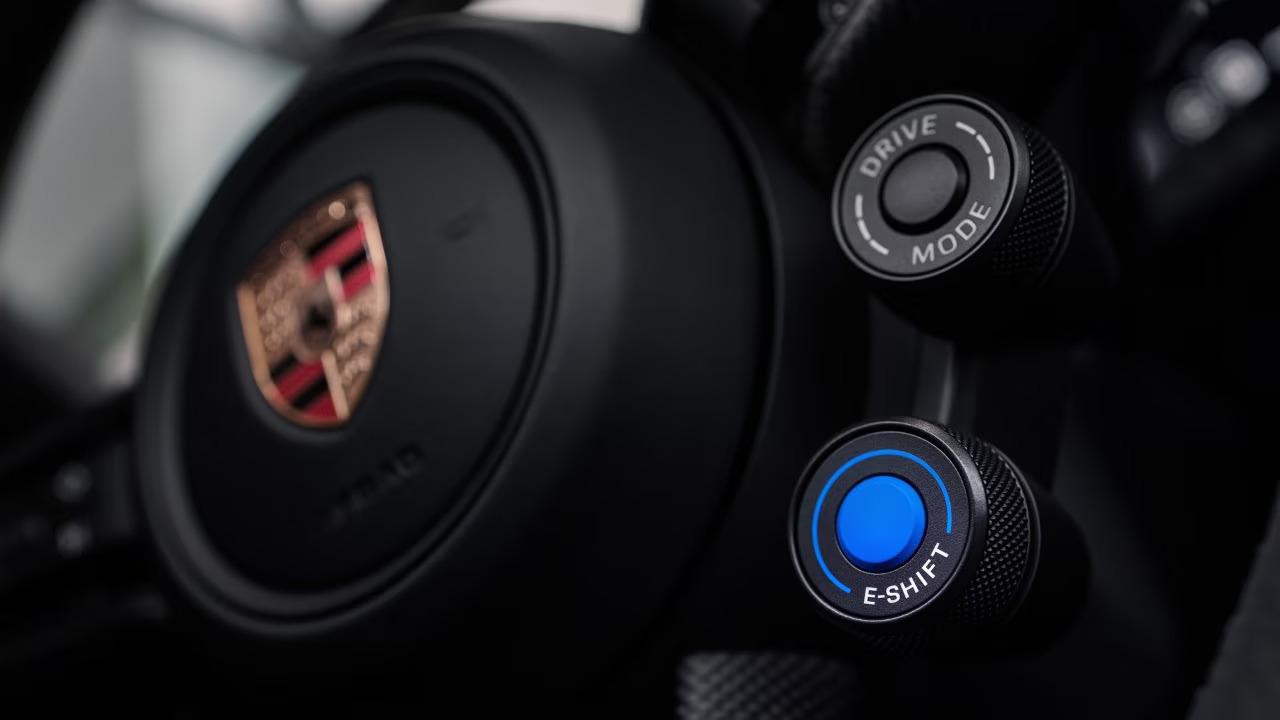 i comandi del finto cambio Porsche Taycan