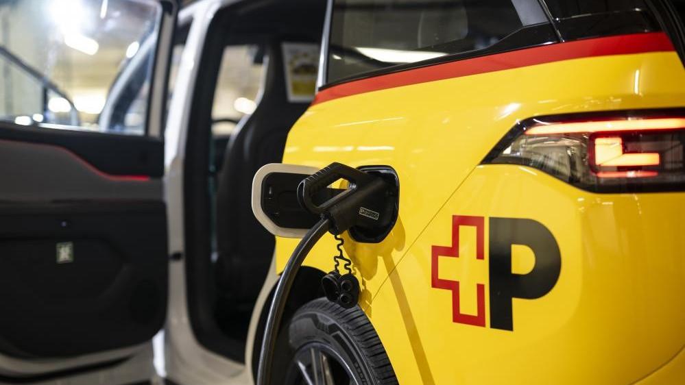 Il robotaxi del servizio AmiGo in Svizzera in ricarica robotaxi Svizzera