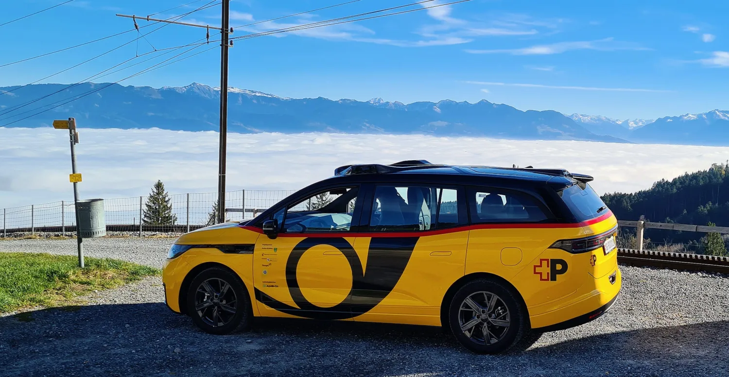 Il robotaxi AmiGo ripreso in uno scenario montano tipicamente svizzero robotaxi Svizzera