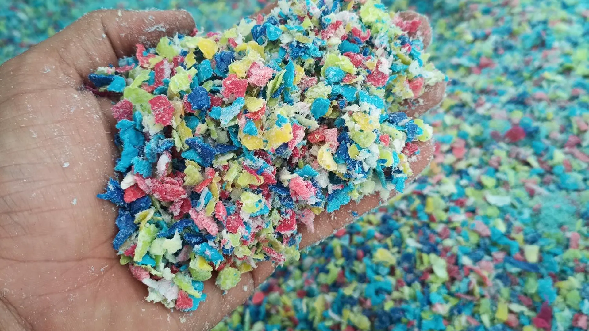 cippato Cippato di PE a fine vita pronto per essere utilizzato per il riciclo
