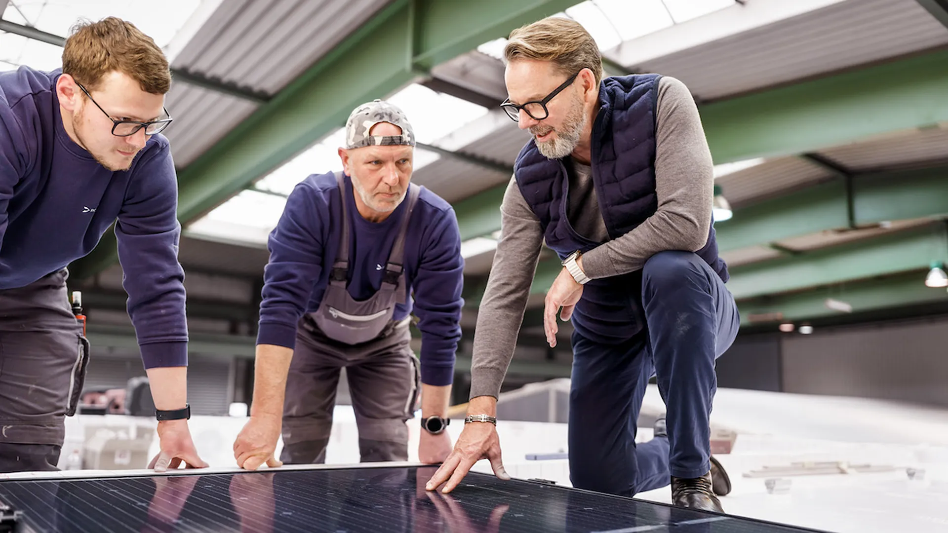 Posa dei pannelli fotovoltaici per il catamarano solare elettrico Pioneer catamarano solare‑elettrico
