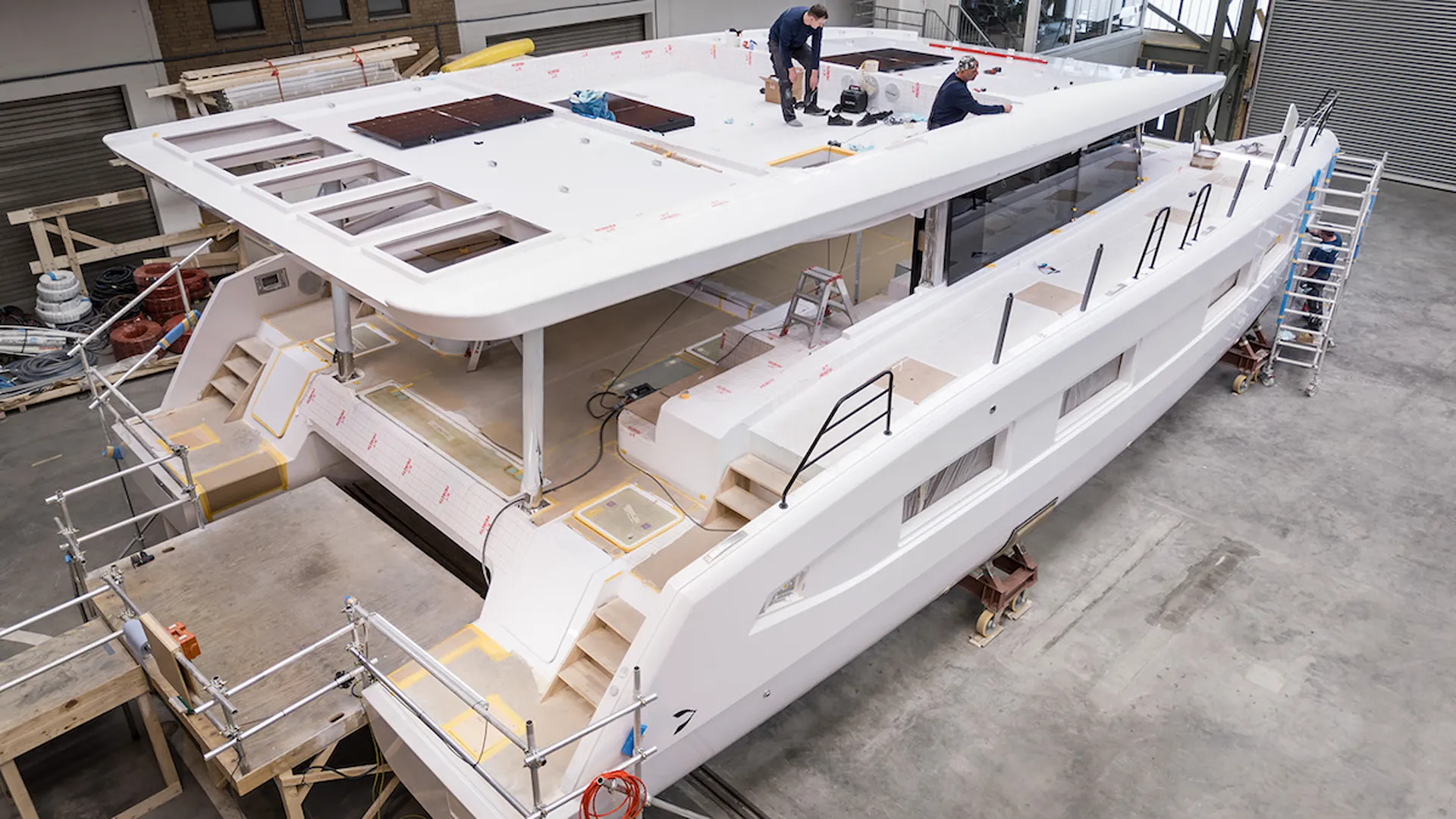 catamarano elettrico solare in lavorazione Pioneer catamarano solare‑elettrico