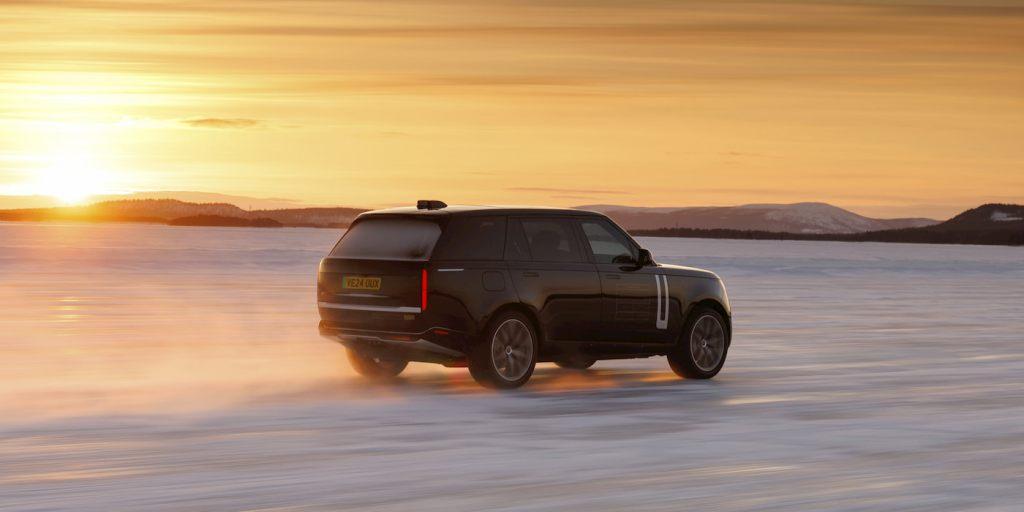Range Rover Electric su una superficie ghiacciata Range Rover Electric
