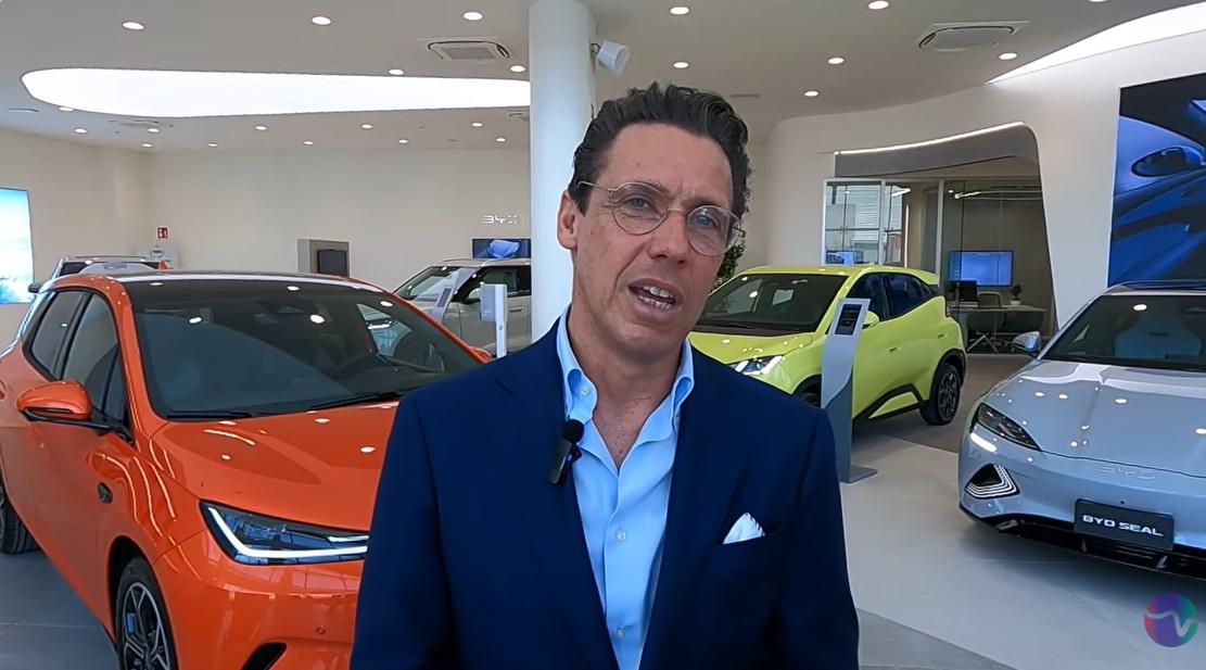 andreas Barchetti nello showroom di Bologna BYD auto