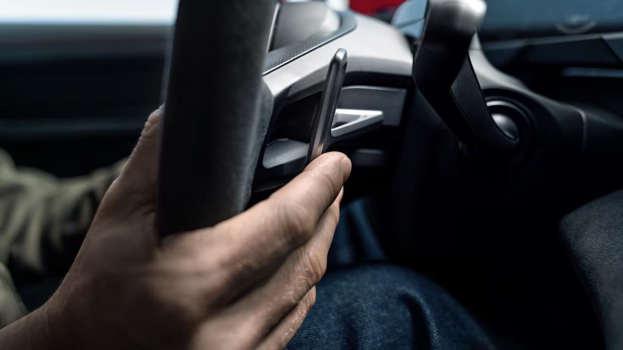 Palette per il cambio marcia al volante simulato Porsche Taycan