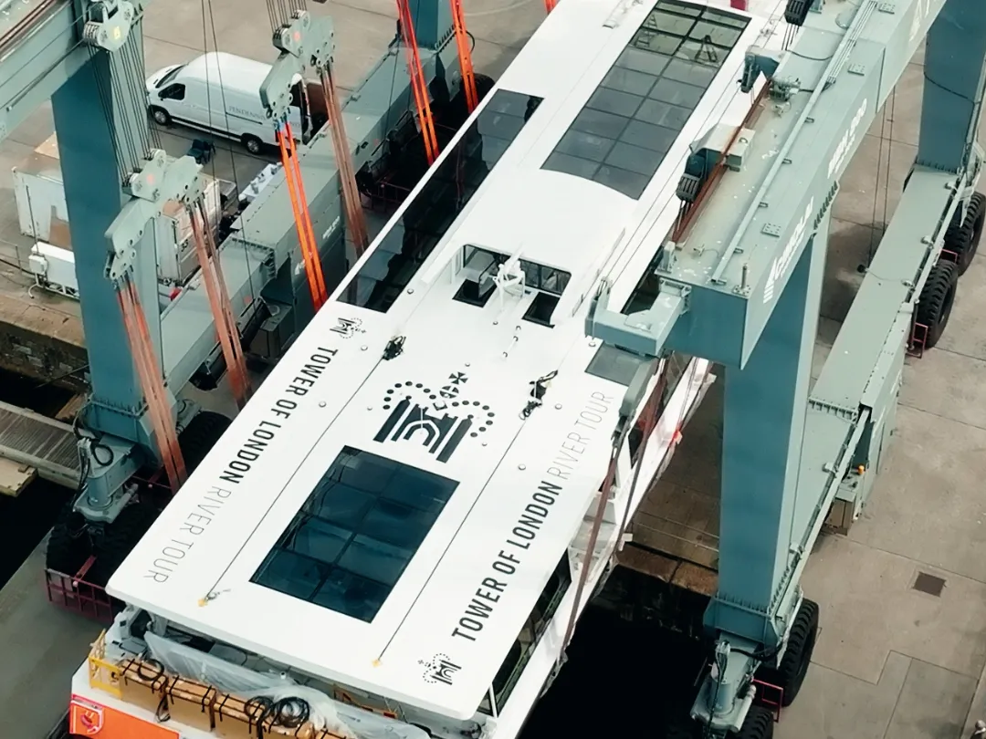 Il traghetto elettrico visto dall'alto Tamigi in elettrico