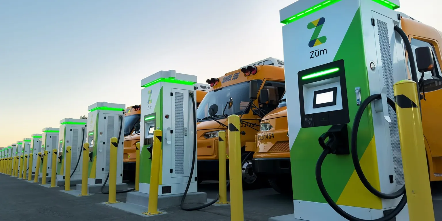 Una flotta di scuola bus elettrici in America, in ricarica veicoli elettrici batterie