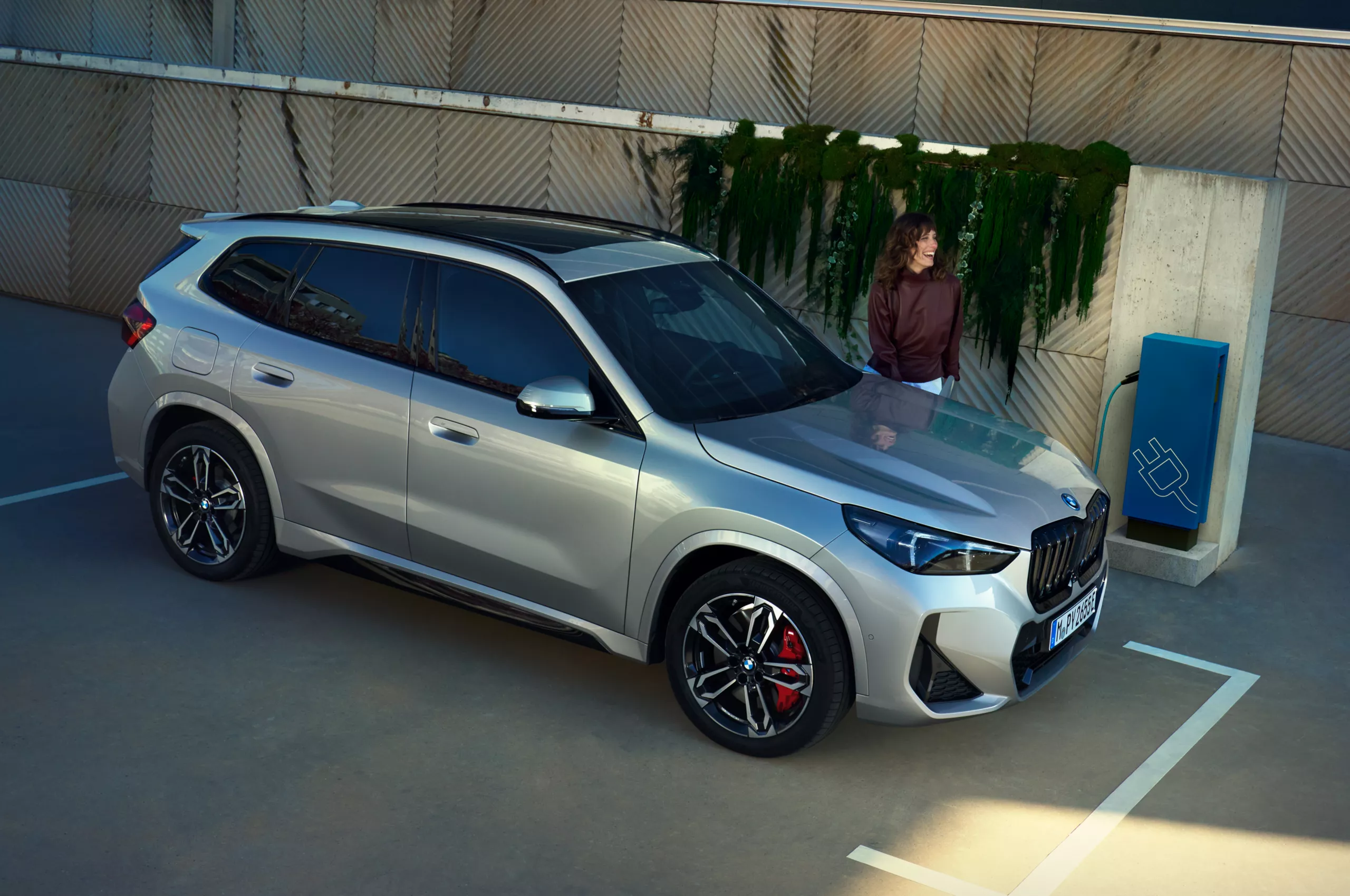BMW x1 plug-in in ricarica da una wallbox wallbox carichino