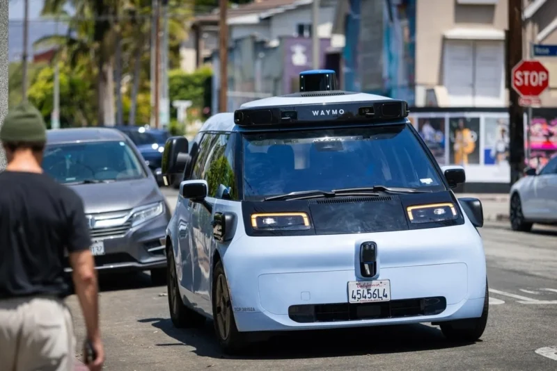 robotaxi Waymo Ojai in movemento waymo robotaxi