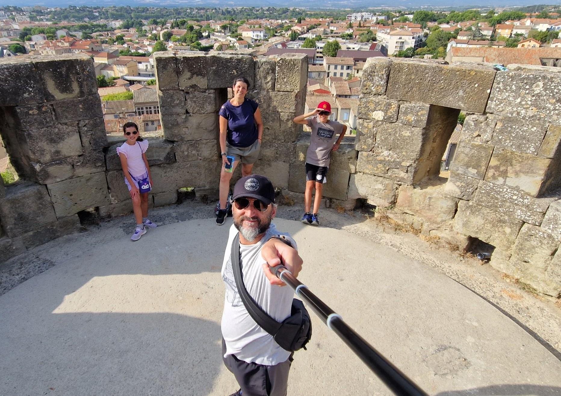Selfie della famigli di Daniele sui merli di una torre