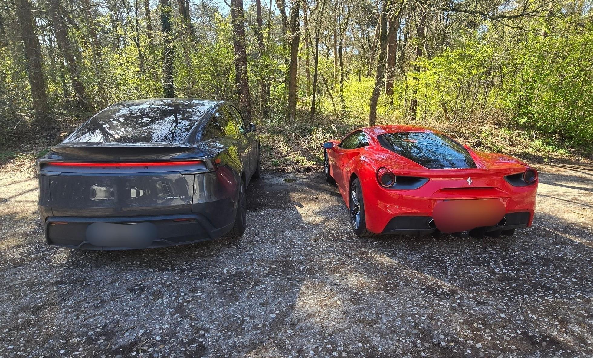 Tesla Model y di Daniele parcheggia di fianco a una Ferrari Tesla Model Y