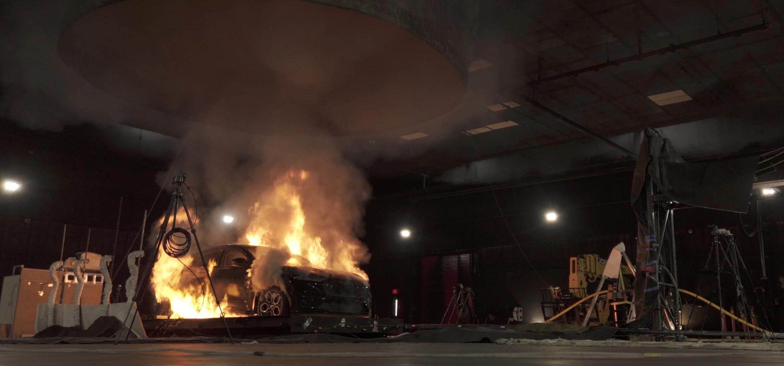 auto elettrica in fiamme durante il test incendi auto elettriche