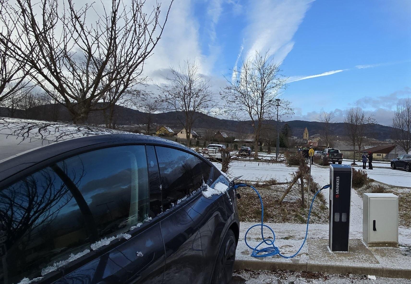 Tesla Model y in ricarica da una stazione AC e in mezzo alla neve Tesla Model Y