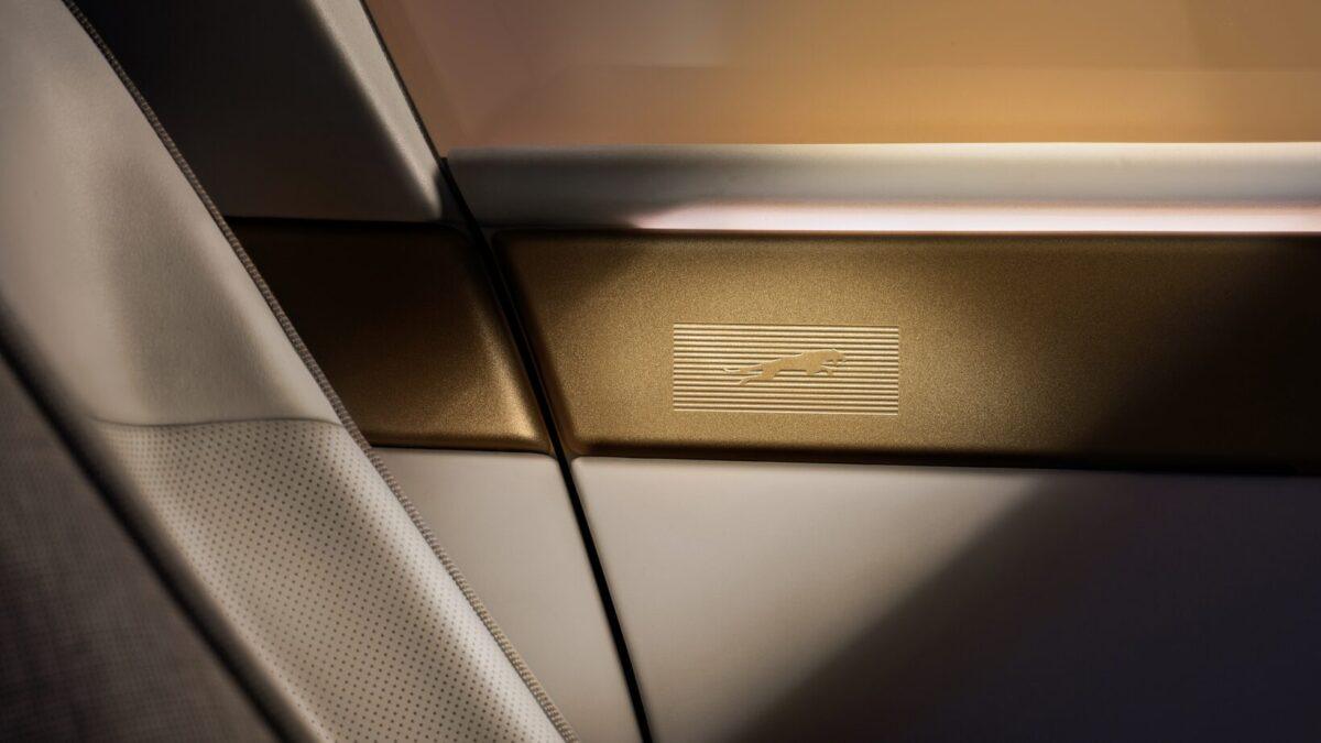il logo Jaguar sovraimpresso nell'interno della portiera Jaguar Type 01 interni