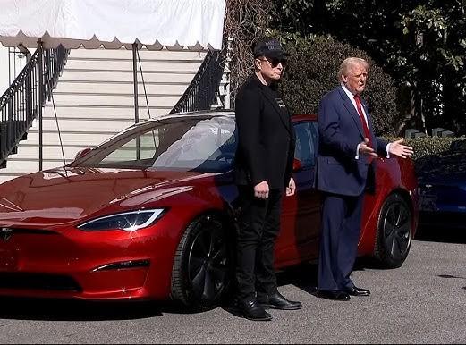 Musk e Trump durante l'idillio di inizio mandato trump auto elettrica