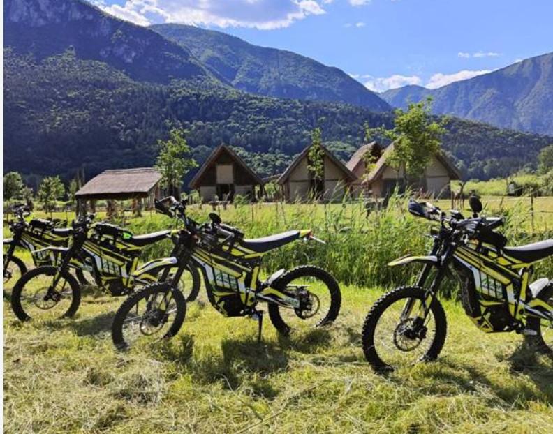 in moto elettrica da enduro tra le valli del trentino viaggio elettrico trentino