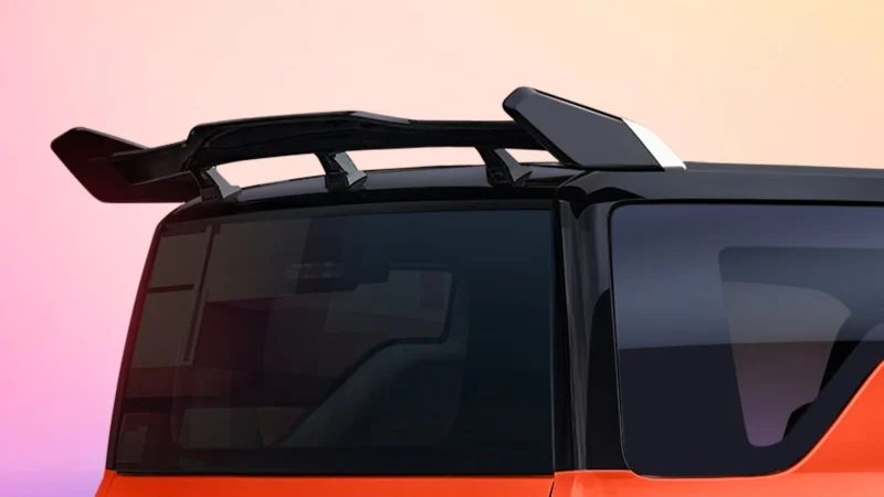 il vistoso spoiler posteriore Geely Panda Mini