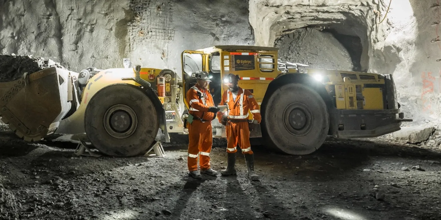 escavatore elettrico al lavoro nella miniera canadese di Glencore macchine elettriche miniera