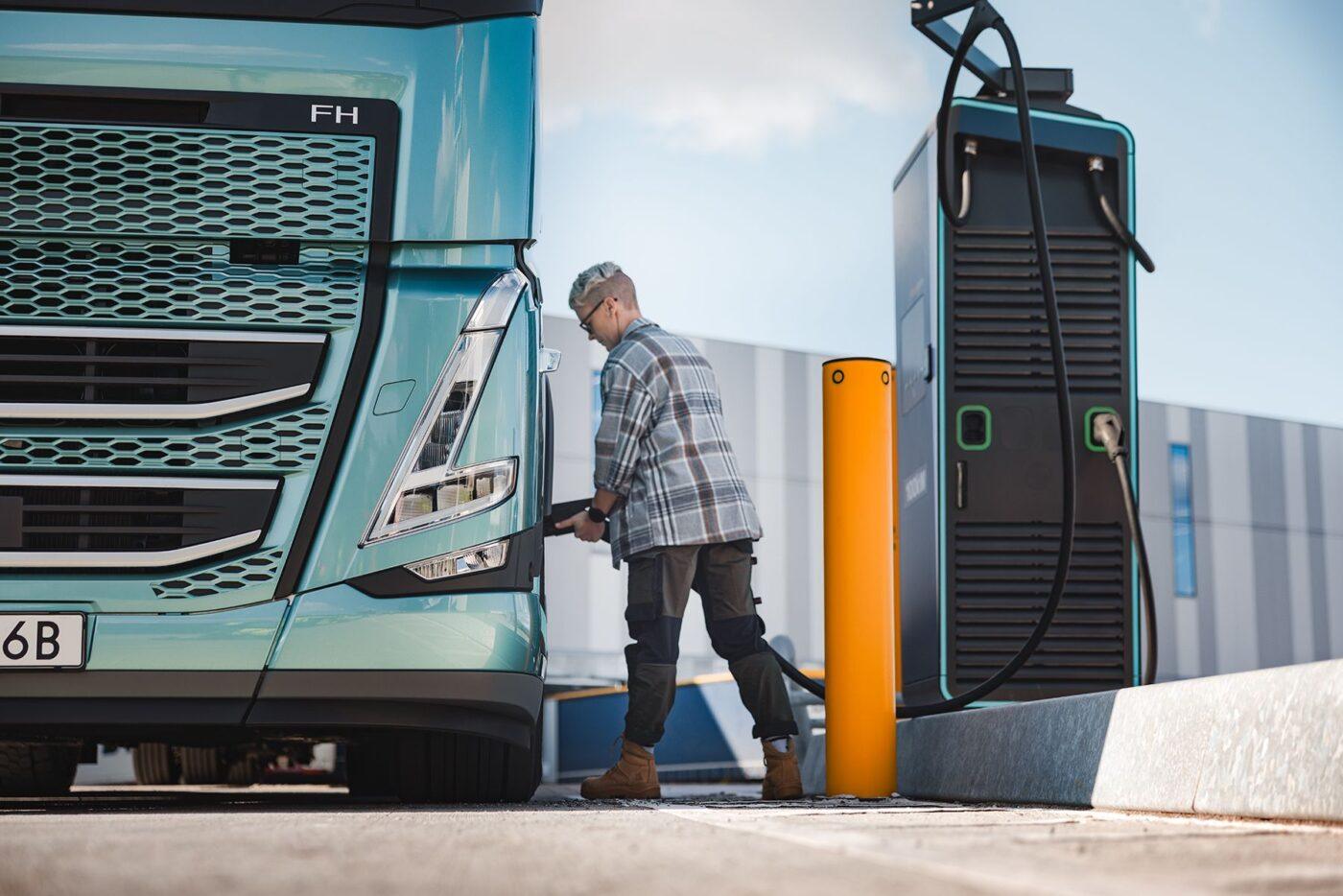 camion elettrico in ricarica ad altissima potenza camion elettrici