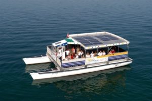 Turisti a bordo del traghetto elettrico