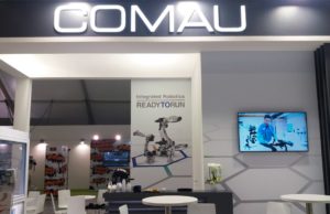 Uno stand della Comau in fiera con i robot
