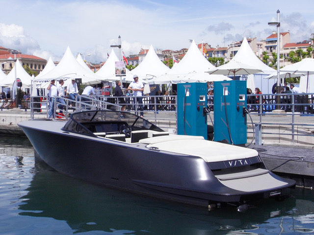 la colonnina per barca elettrica a Cannes