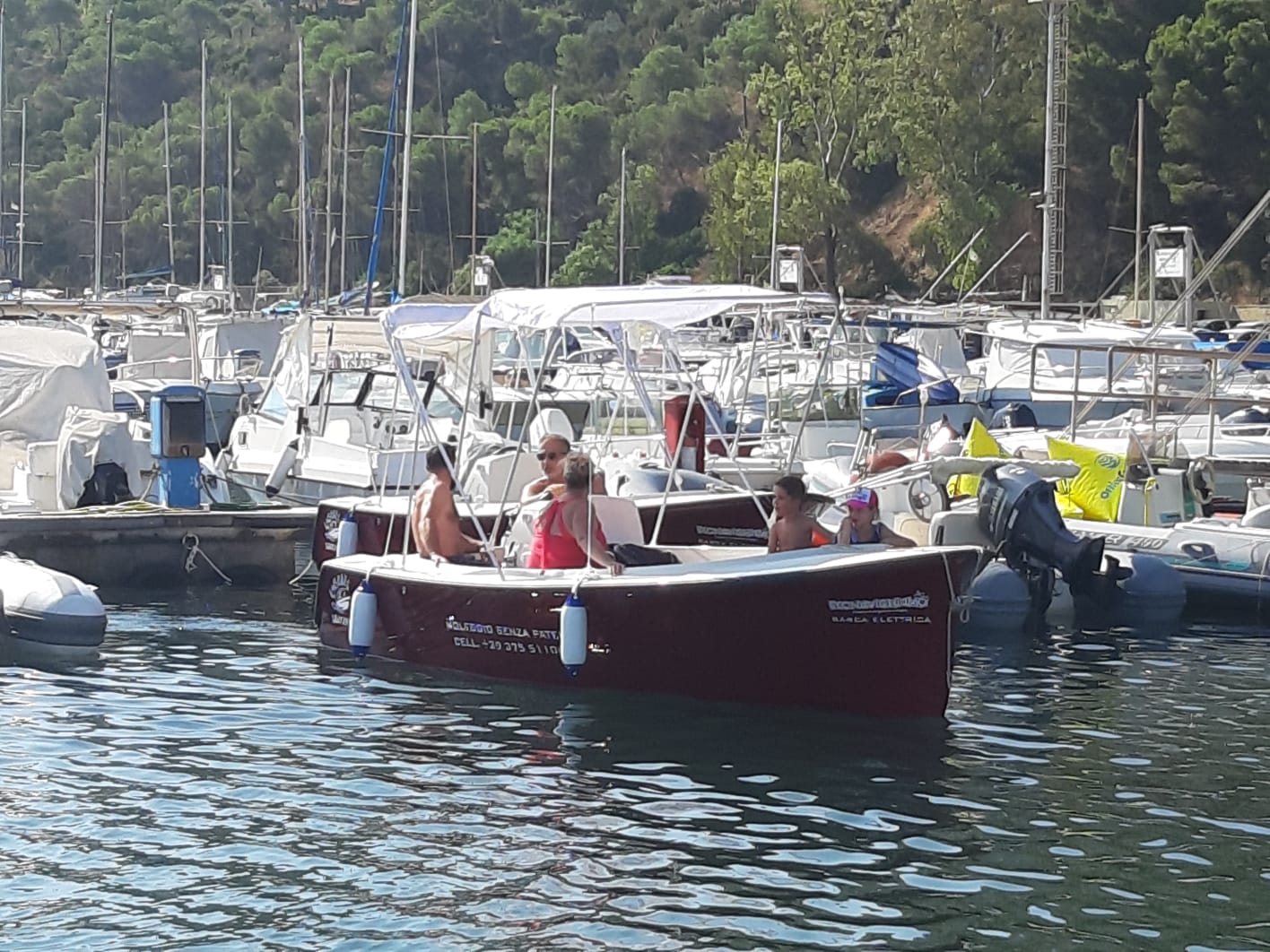La barca lascia il porto