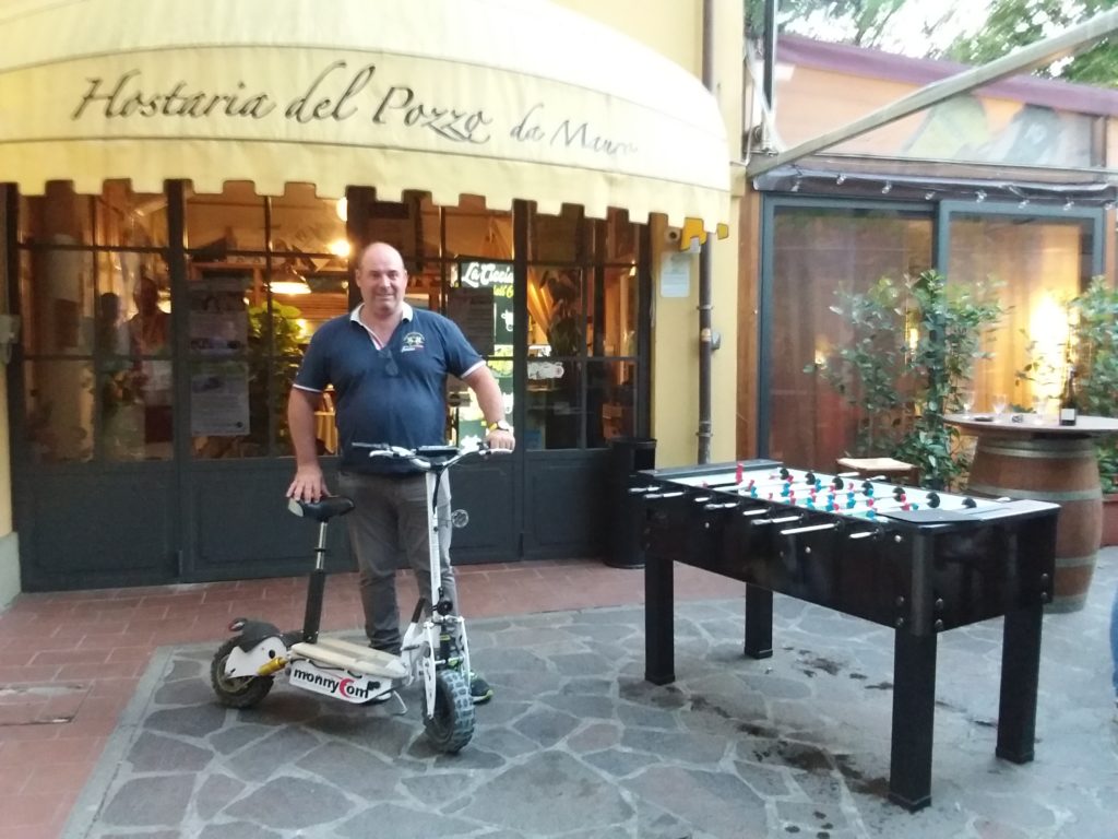 Mauro con il monopattino davanti all'Osteria