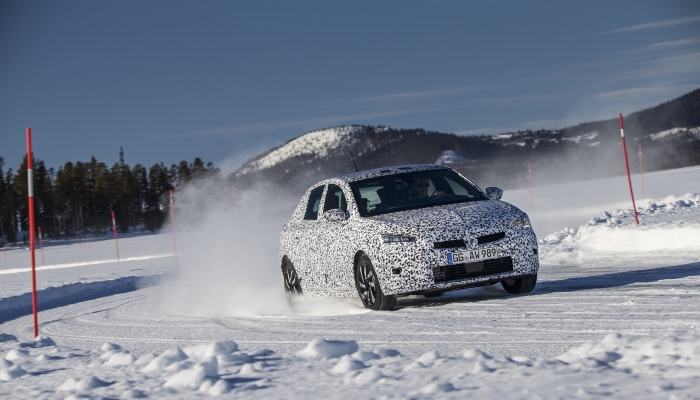 L'Opel Corsa-e ancora camuffata.