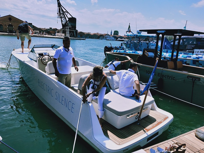 Pieno di passeggeri per la barca di Q-Yachts