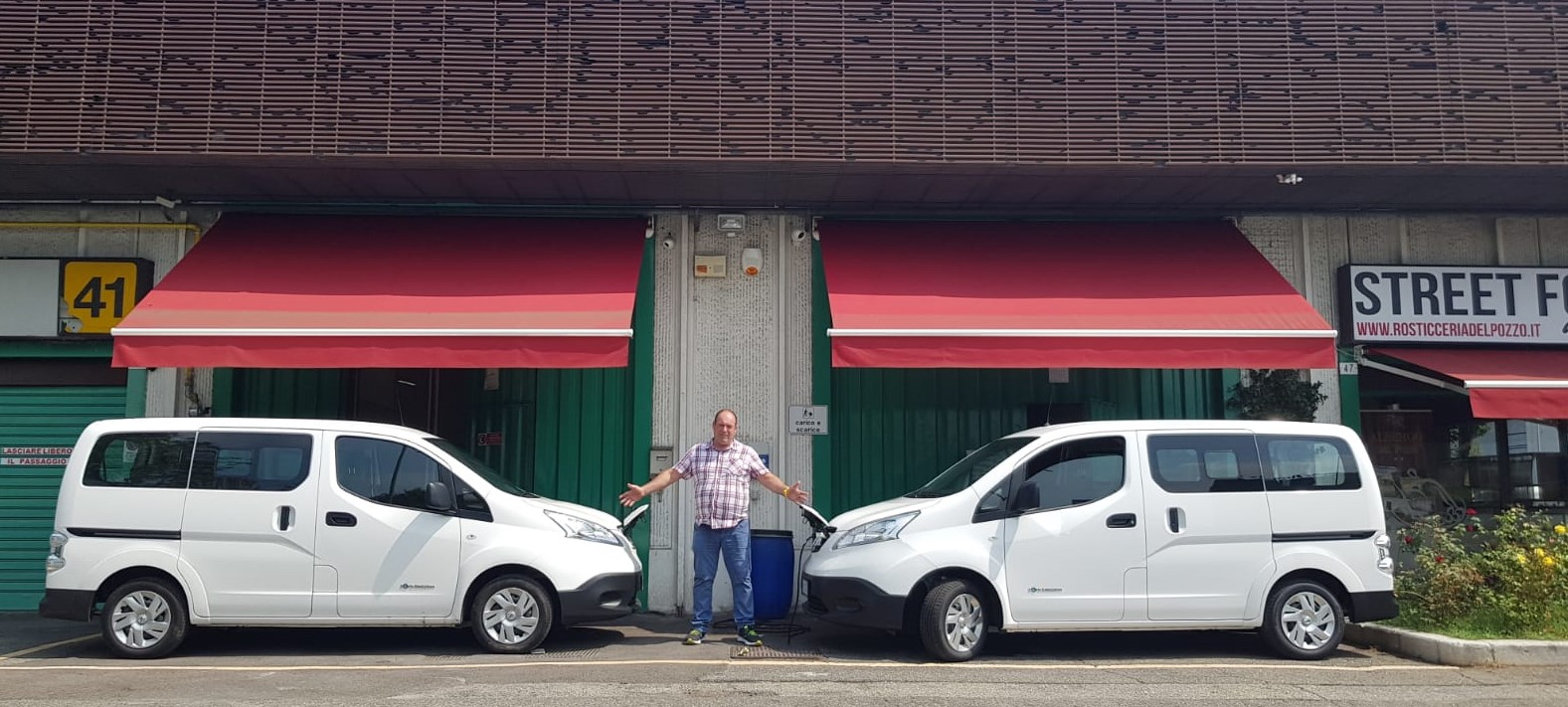 Le due Nissan, al centro Mauro Benati